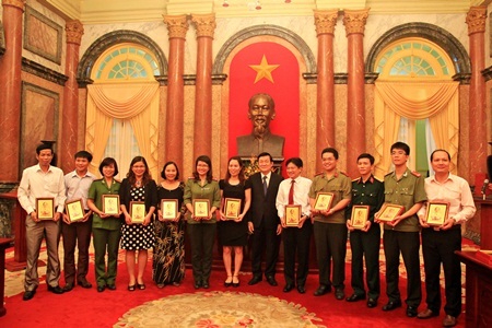 Các thầy cô giáo nhận quà của Chủ tịch nước.