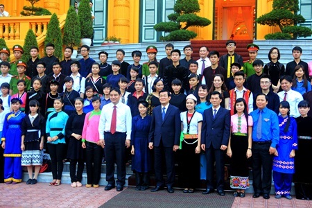 Chủ tịch nước Trương Tấn Sang trò chuyện với các em học sinh, sinh viên dân tộc thiểu số.