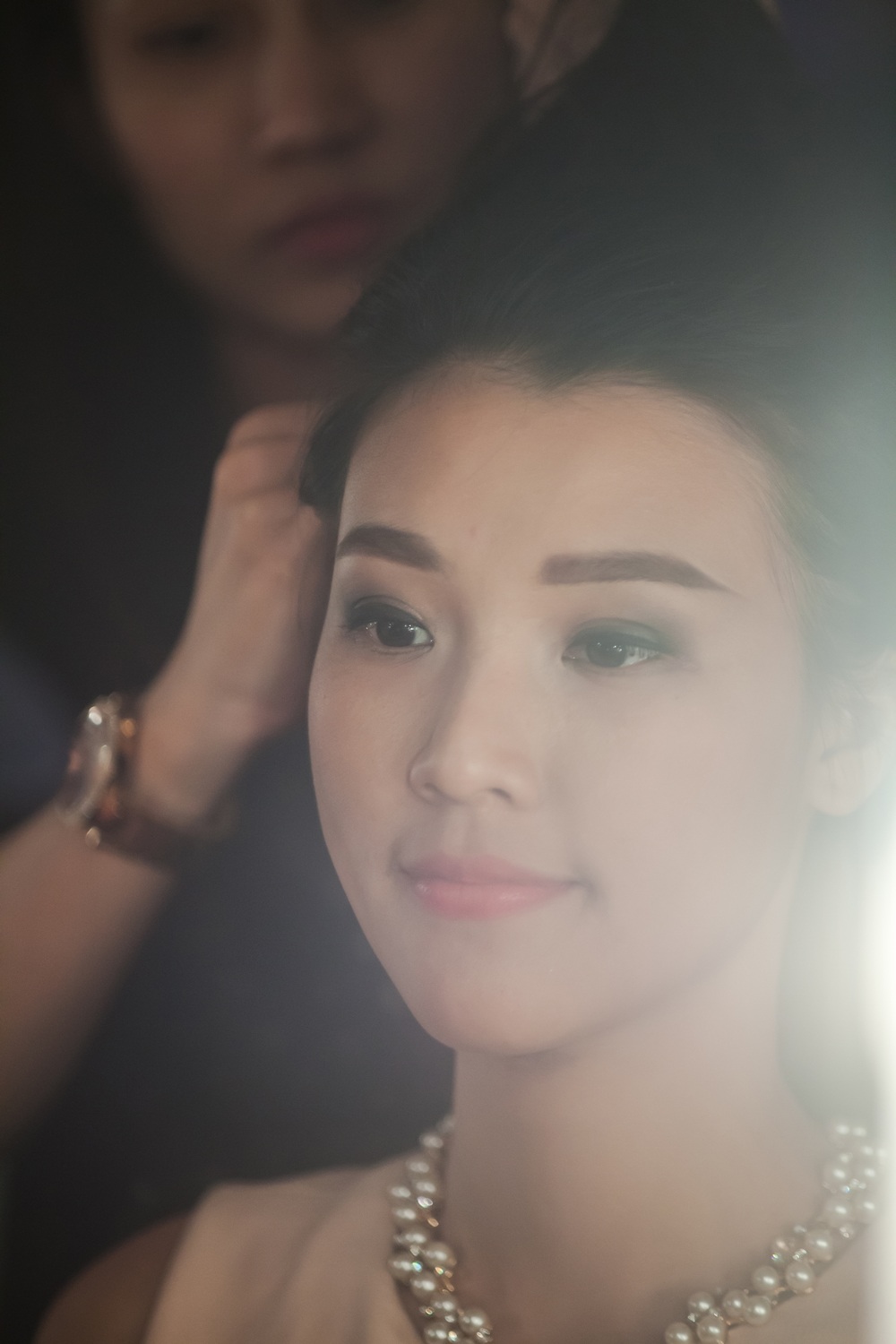 Nữ MC
của chương trình The Remix đến từ rất sớm để thử trang phục và make-up.