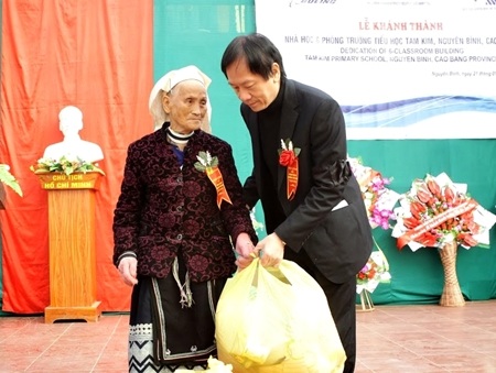 Ông Võ Hồng Nam gửi tặng cụ Bàn Thị Chủ tấm chăn ấm trong