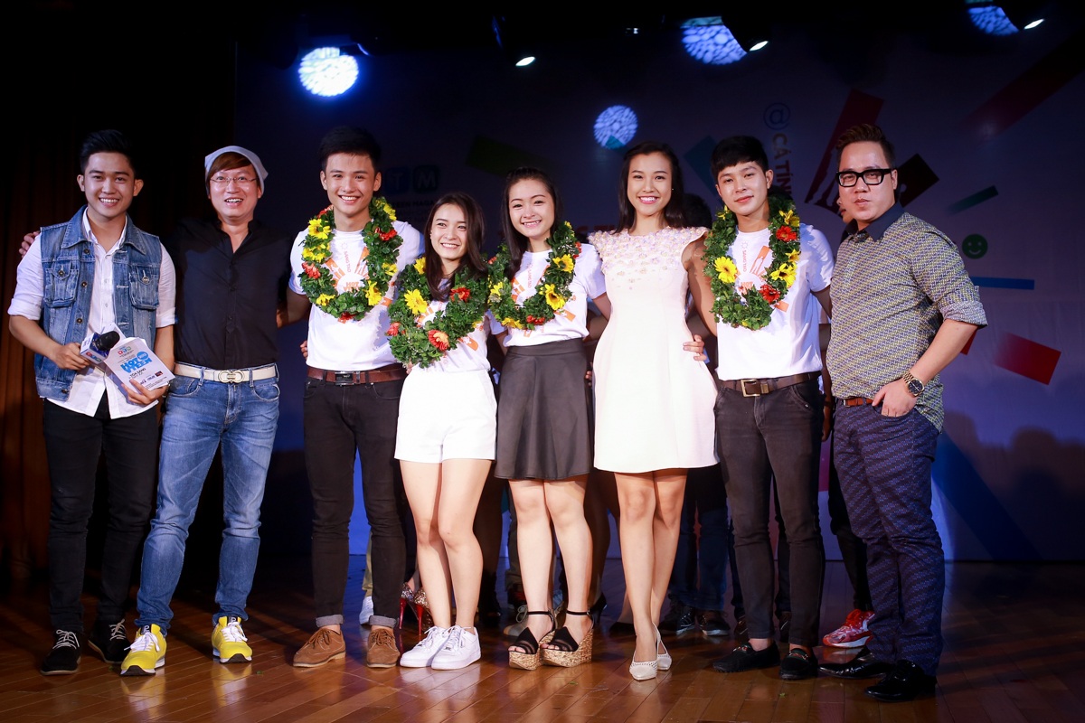 Á hậu Hoàng Oanh rạng rỡ làm giám khảo cùng Sỹ Luân - 6 Bộ váy có phần cổ đính hoa 3D làm điểm nhấn.