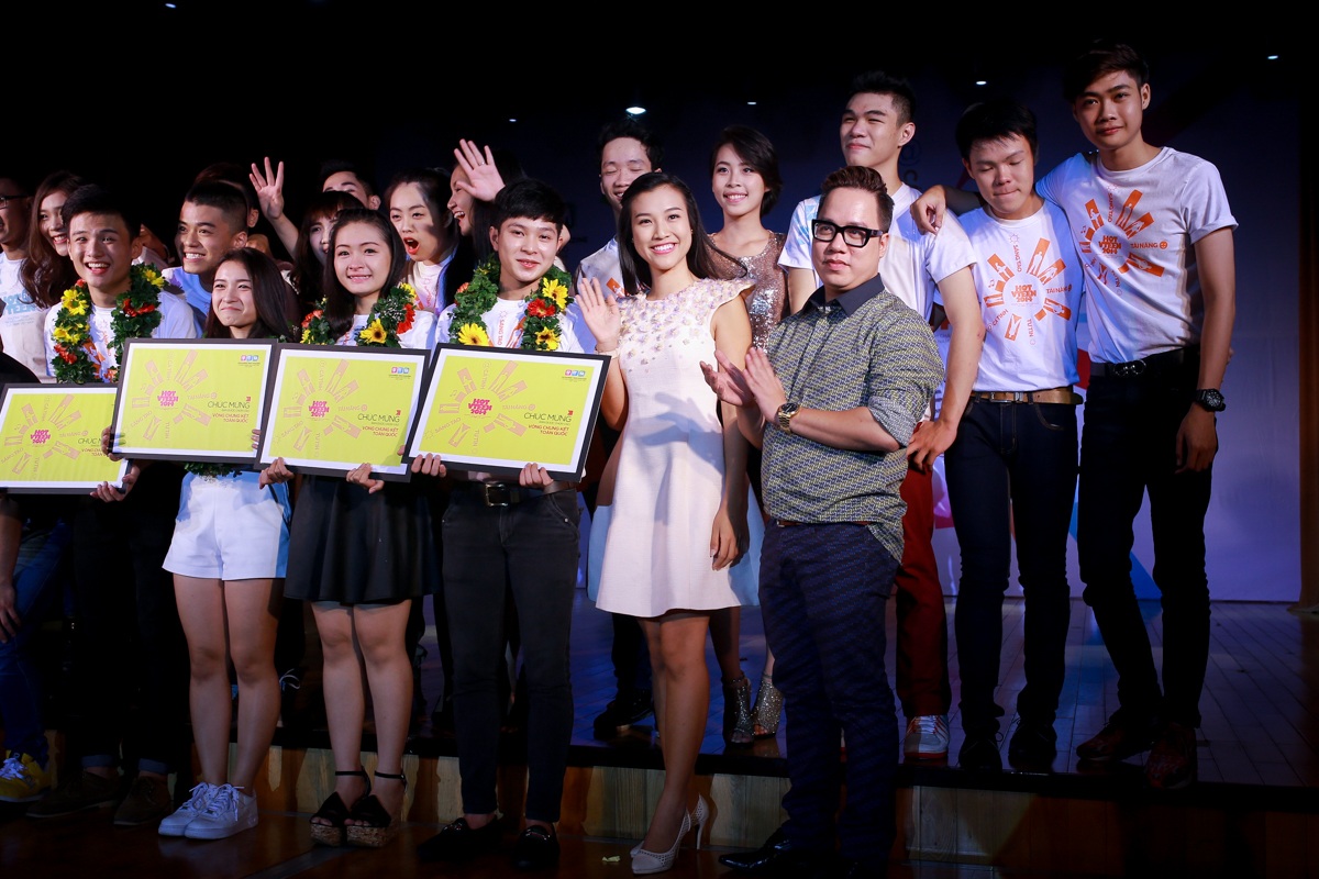 Á hậu Hoàng Oanh rạng rỡ làm giám khảo cùng Sỹ Luân - 7 Bộ váy có phần cổ đính hoa 3D làm điểm nhấn.