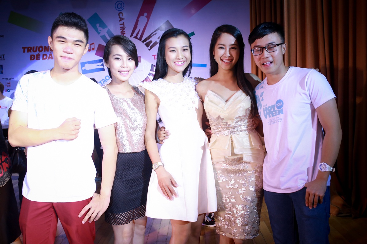 Á hậu Hoàng Oanh rạng rỡ làm giám khảo cùng Sỹ Luân - 8 Bộ váy có phần cổ đính hoa 3D làm điểm nhấn.