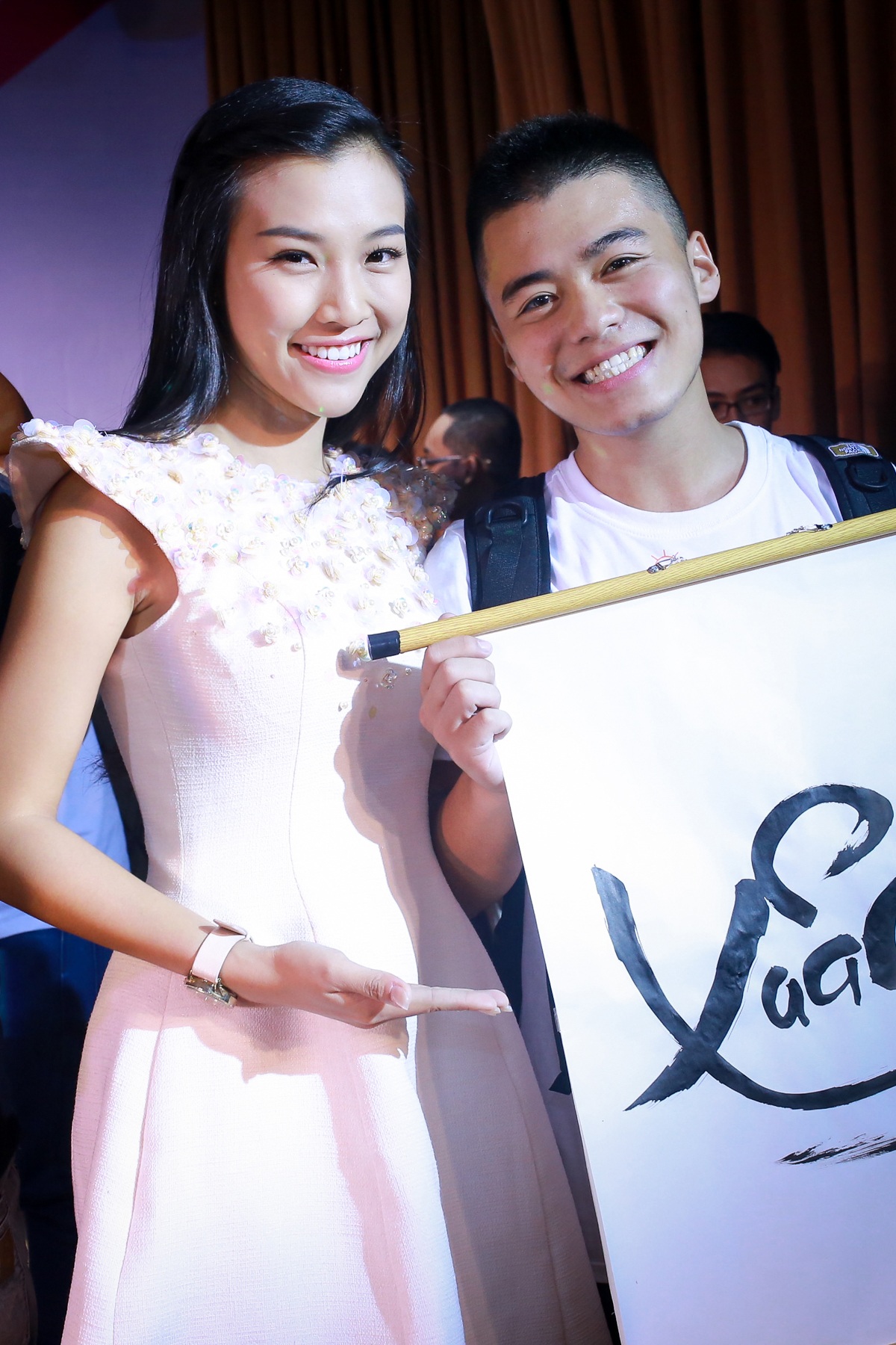 Á hậu Hoàng Oanh rạng rỡ làm giám khảo cùng Sỹ Luân - 5 Bộ váy có phần cổ đính hoa 3D làm điểm nhấn.