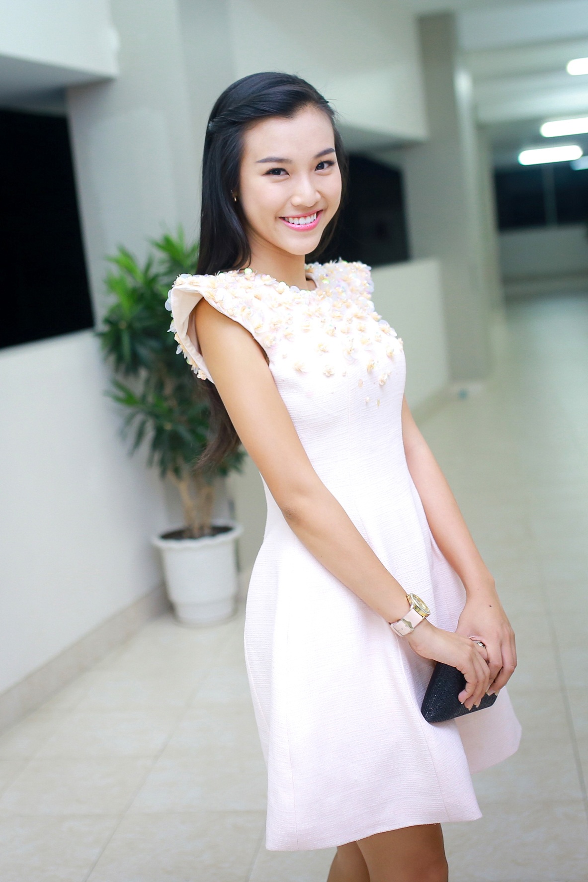 Á hậu Hoàng Oanh rạng rỡ làm giám khảo cùng Sỹ Luân - 2 Bộ váy có phần cổ đính hoa 3D làm điểm nhấn.