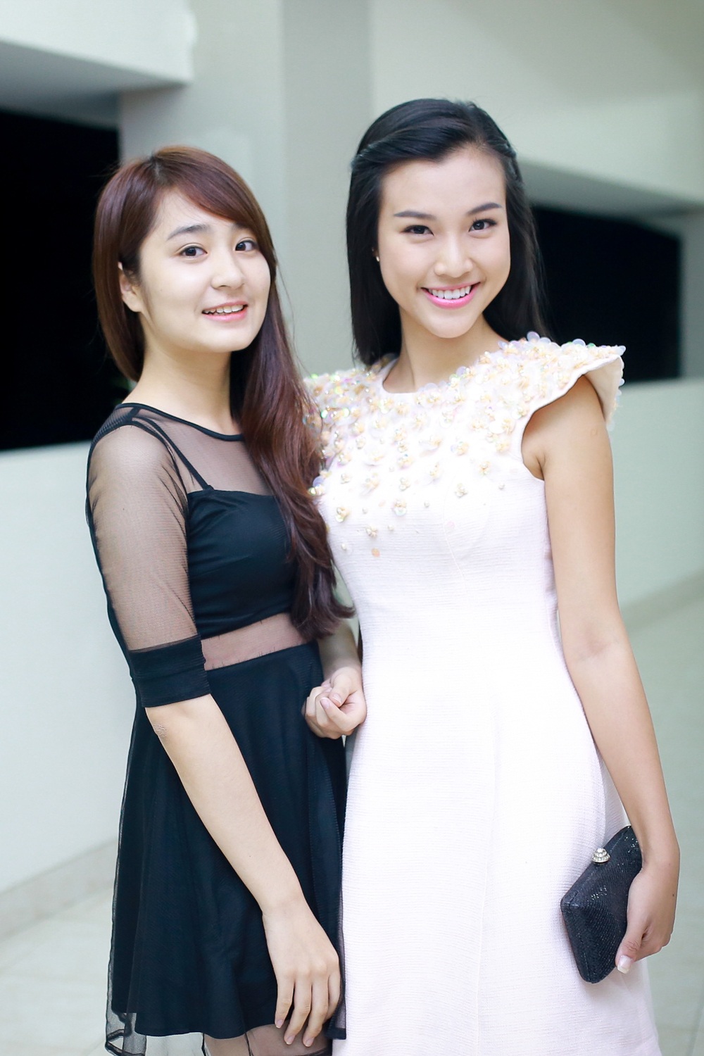 Á hậu Hoàng Oanh rạng rỡ làm giám khảo cùng Sỹ Luân - 3 Bộ váy có phần cổ đính hoa 3D làm điểm nhấn.