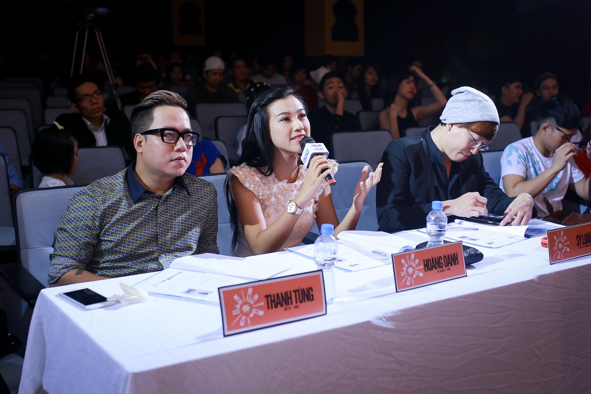 Á hậu Hoàng Oanh rạng rỡ làm giám khảo cùng Sỹ Luân - 4 Bộ váy có phần cổ đính hoa 3D làm điểm nhấn.