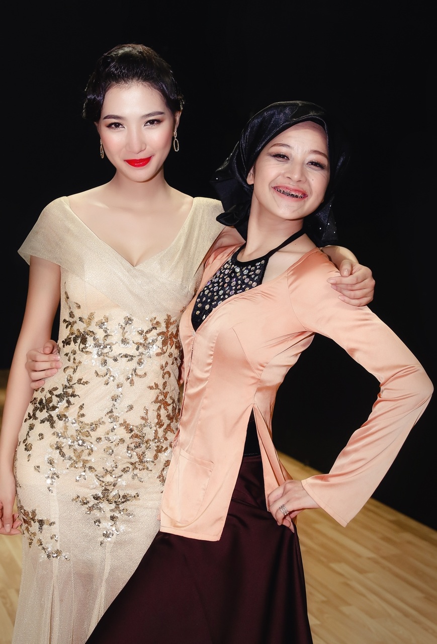 Cô trẻ trung, thanh lịch bên cạnh một Chi Pu hóa thân thành bà già.