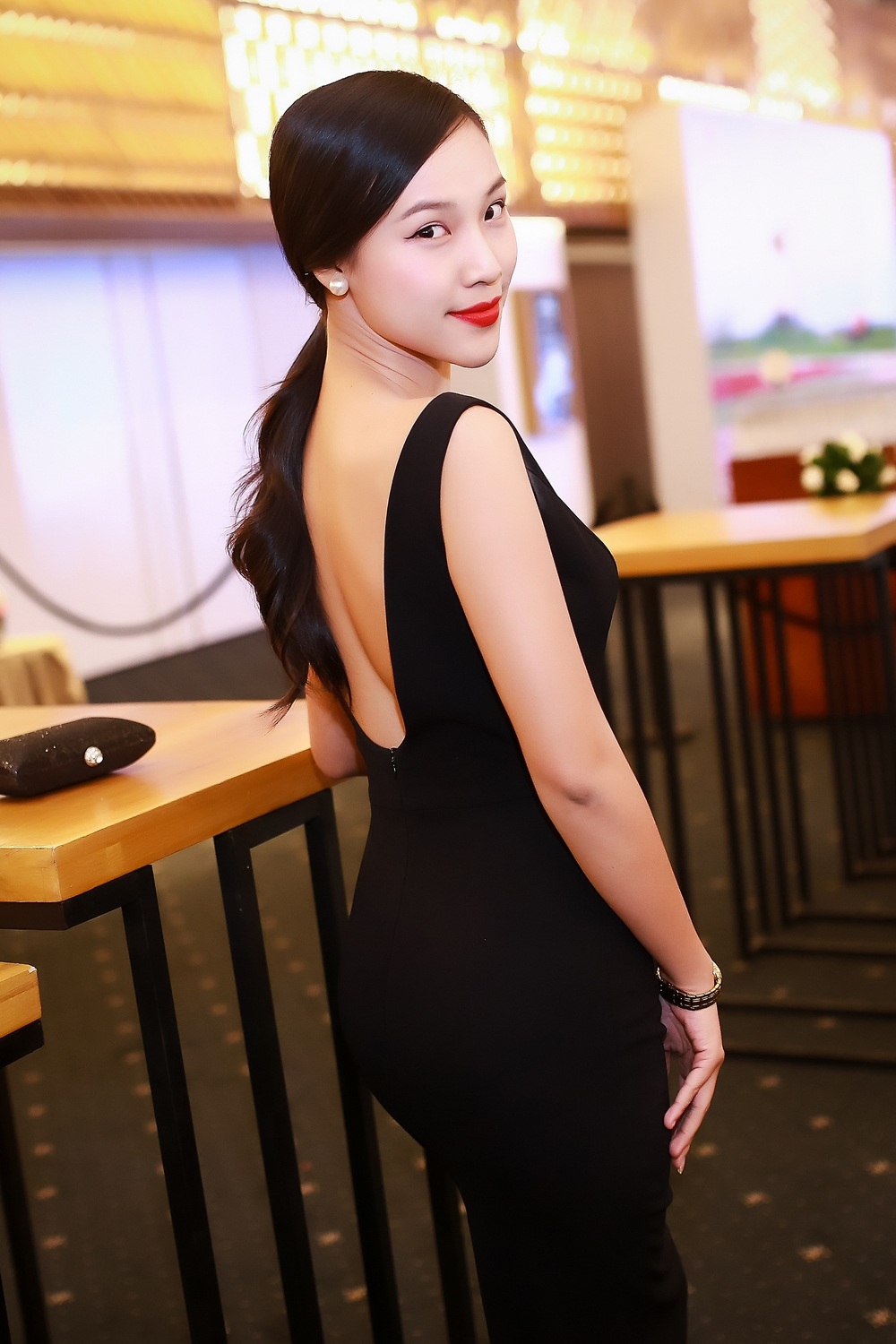 Chi Pu cá tính trên thảm đỏ, Hoàng Oanh khoe lưng trần - 10 Thiết kế
bỏ ngỏ phần sau, giúp người đẹp khoe khéo lưng trần quyến rũ.