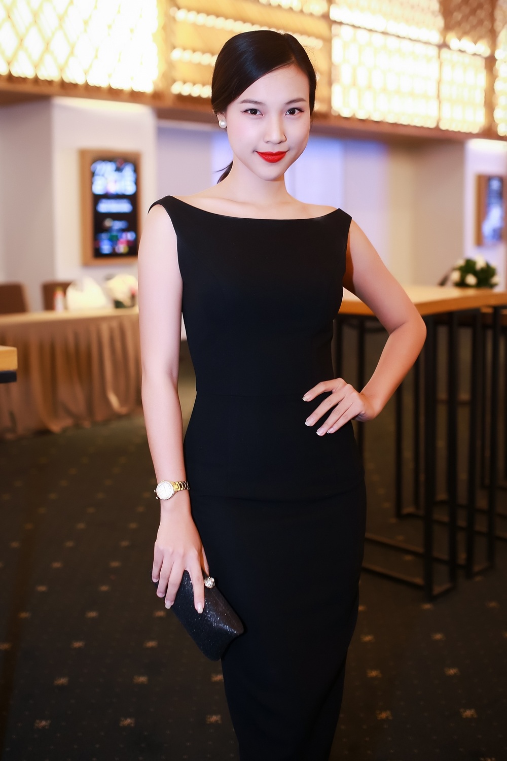 Chi Pu cá tính trên thảm đỏ, Hoàng Oanh khoe lưng trần - 12 Hoàng
Oanh tham dự sự kiện mà không có bạn trai - diễn viên Huỳnh Anh tháp tùng như mọi
khi.