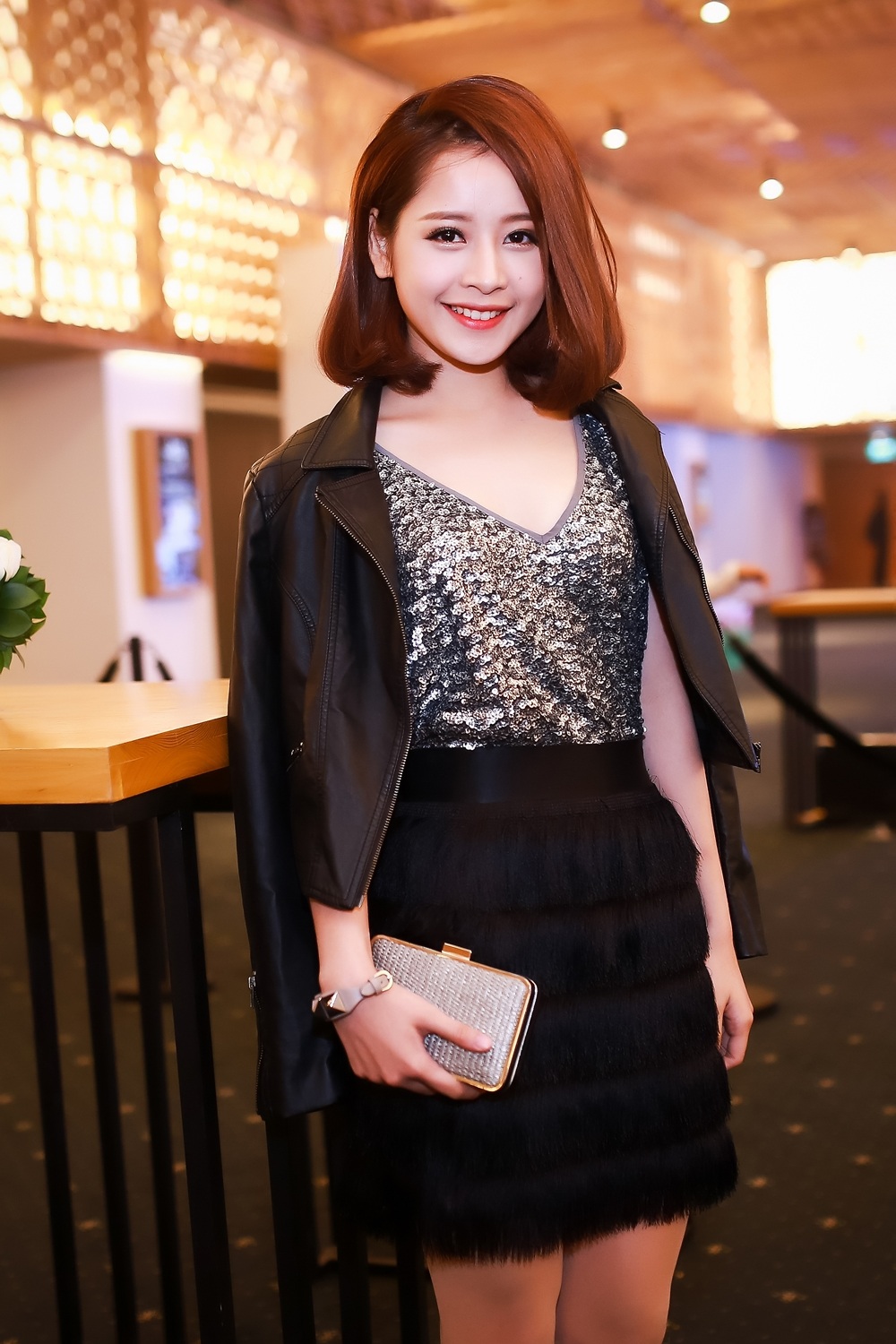 Chi Pu cá tính trên thảm đỏ, Hoàng Oanh khoe lưng trần - 2 Nữ diễn
viên bất ngờ đổi style gợi cảm nhưng vẫn đầy cá tính.