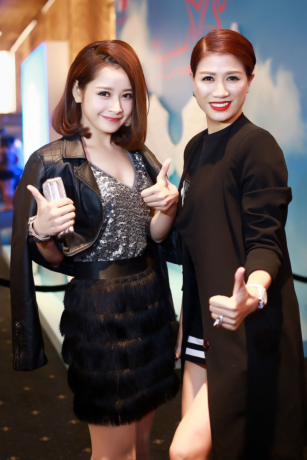 Chi Pu cá tính trên thảm đỏ, Hoàng Oanh khoe lưng trần - 6 Hai chị
em trò chuyện thân thiết và đọ dáng vui nhộn trên thảm đỏ.