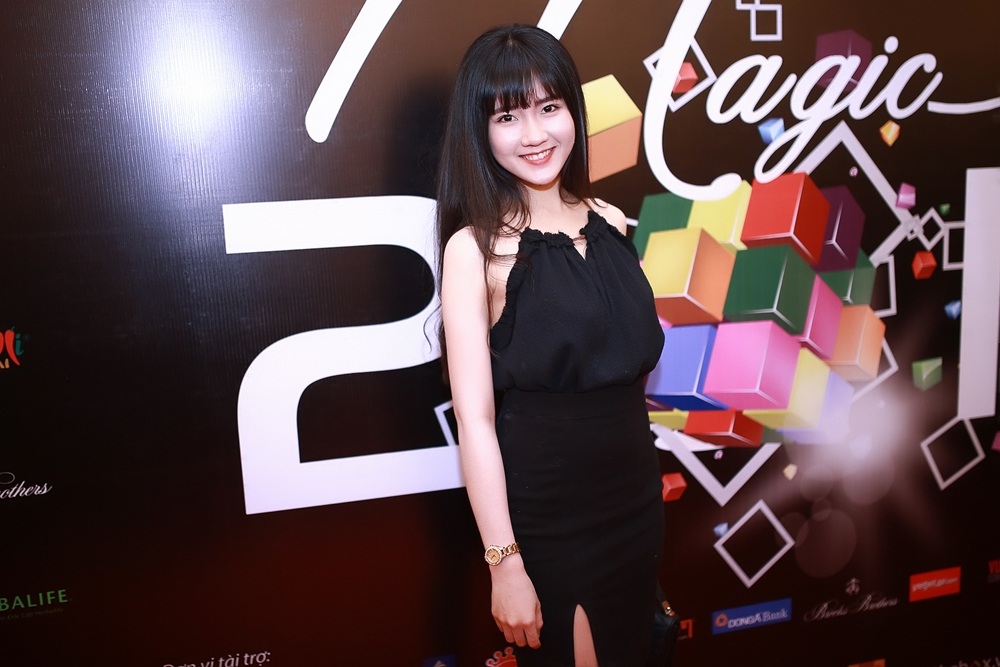 Chi Pu cá tính trên thảm đỏ, Hoàng Oanh khoe lưng trần - 7 Hai chị
em trò chuyện thân thiết và đọ dáng vui nhộn trên thảm đỏ.