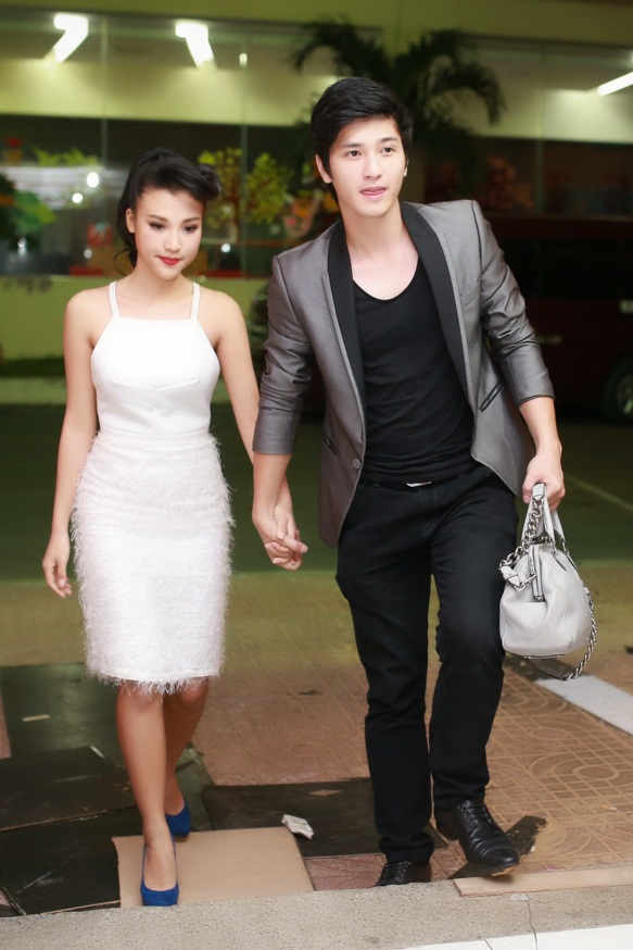 Hoàng Oanh giản dị mà cuốn hút với bộ đầm trắng hở
vai. 