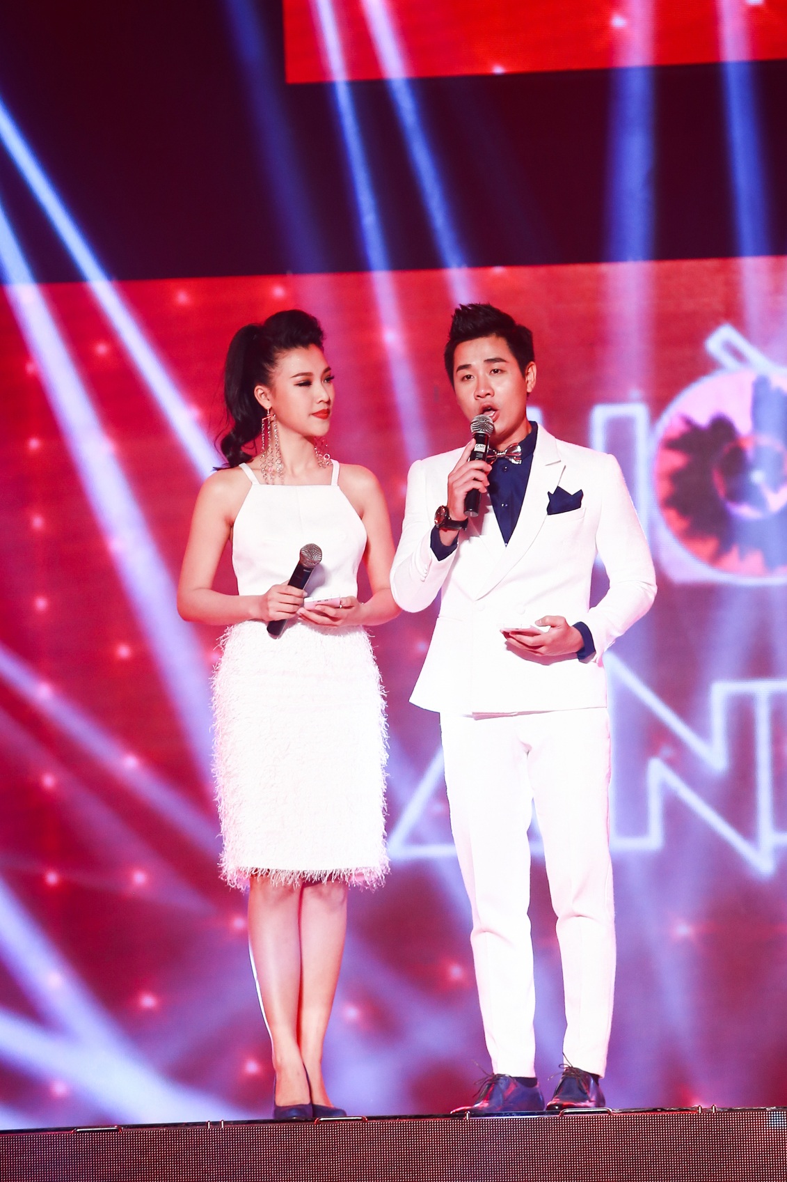 Hoàng Oanh dẫn cặp cùng MC Nguyên Khang.