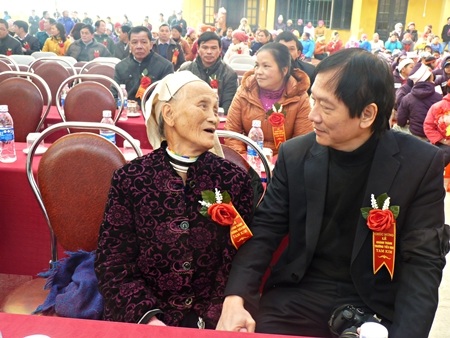  Cụ Bàn Thị Chủ bồi hồi xúc động trò chuyện