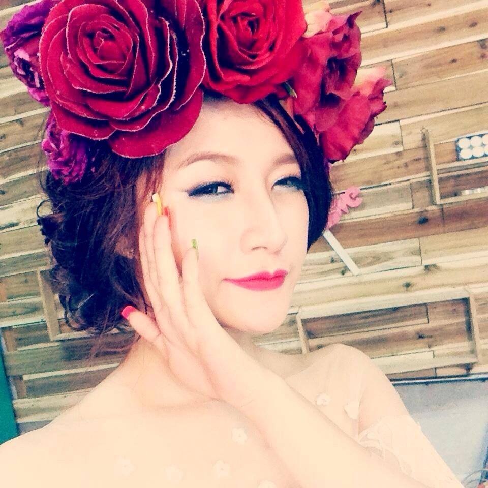 Vẻ đẹp của Vân Navy sắc sảo hơn so với thời điểm mới vào nghề.