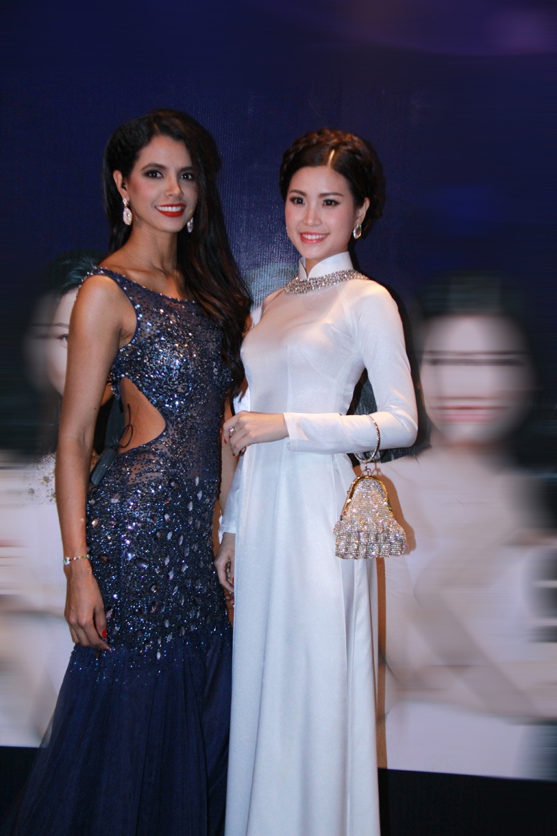 Diễm Trang bên Miss World 2011 Ivian Sarcos.