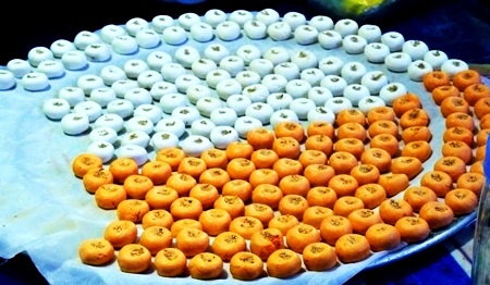 Hàng bán coóng phù gấc ở ngay phía trong chợ Kỳ Lừa. Chỉ 10.000đ cho một bát coóng phù gấc đầy đặn.