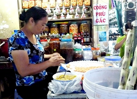 Hàng bán coóng phù gấc ở ngay phía trong chợ Kỳ Lừa. Chỉ 10.000đ cho một bát coóng phù gấc đầy đặn.