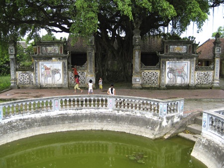 Lễ tưởng niệm vị công thần khai quốc Lưu Điều - 3 Khuôn viên đền Lưu Xá.