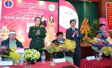 Những suất quà được trao tới các bệnh nhân nghèo đang điều trị tại Bệnh viện.