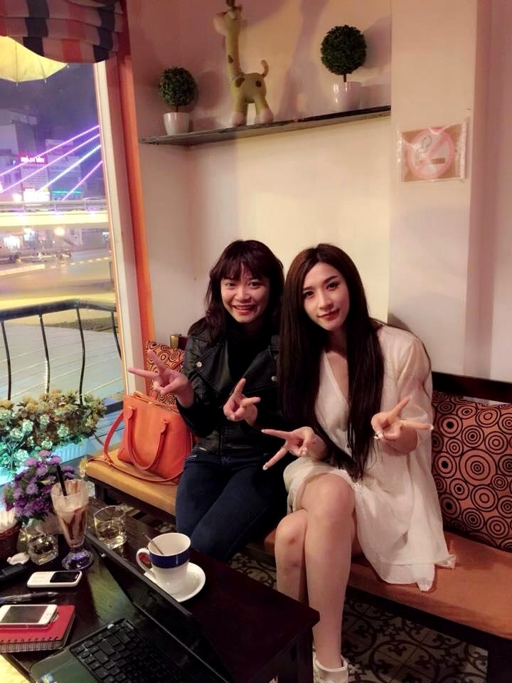 Vân Navy (phải) cho rằng: Phụ nữ đẹp là phụ nữ tự tin, 