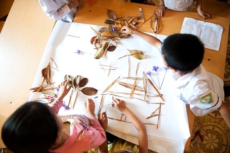 Khởi động Dự án phát triển trí thông minh cho học sinh vùng cao - 3 Các em học sinh đang hoàn thiện một bức tranh từ lá cây trong