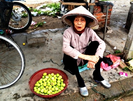 Cụ bà vừa móm mém nhai trầu, vừa rao bán