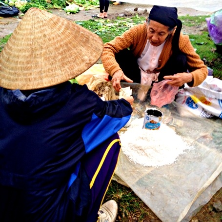 “Chợ Vé họp vào các ngày mùng 3, mùng 8, 18, 23, 28
âm lịch.