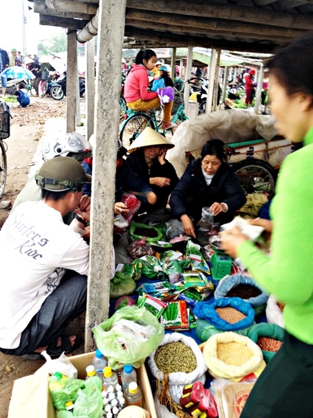 Phiên chợ quê chủ yếu bán các mặt hàng nông sản.