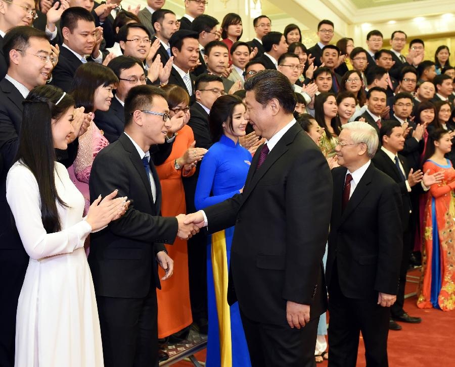 Á hậu Diễm Trang tham gia giao lưu hữu nghị thanh niên Việt - Trung - 2 Á hậu chọn tà áo dài trắng giản dị trong chuyến đi lần này.