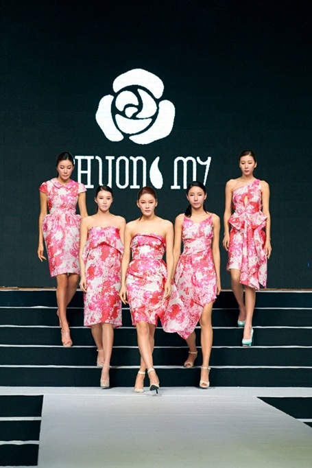 NTK Việt duy nhất góp mặt trong Tuần lễ thời trang Hàn Quốc 2015 - 4 Điểm nhấn
mạnh mẽ nhất của toàn bộ BST nằm ở các hoạ tiết in,