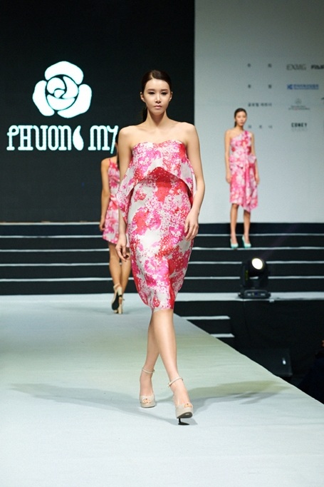 NTK Việt duy nhất góp mặt trong Tuần lễ thời trang Hàn Quốc 2015 - 5 Điểm nhấn
mạnh mẽ nhất của toàn bộ BST nằm ở các hoạ tiết in,