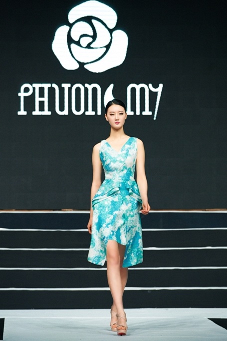 NTK Việt duy nhất góp mặt trong Tuần lễ thời trang Hàn Quốc 2015 - 3 Phương My tạo ra các chi tiết gấp ôm
nhẹ,