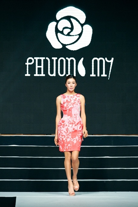 NTK Việt duy nhất góp mặt trong Tuần lễ thời trang Hàn Quốc 2015 - 2 Trung
thành với tuyên bố “Xuân-Hè mềm mại, Thu-Đông mạnh mẽ”,