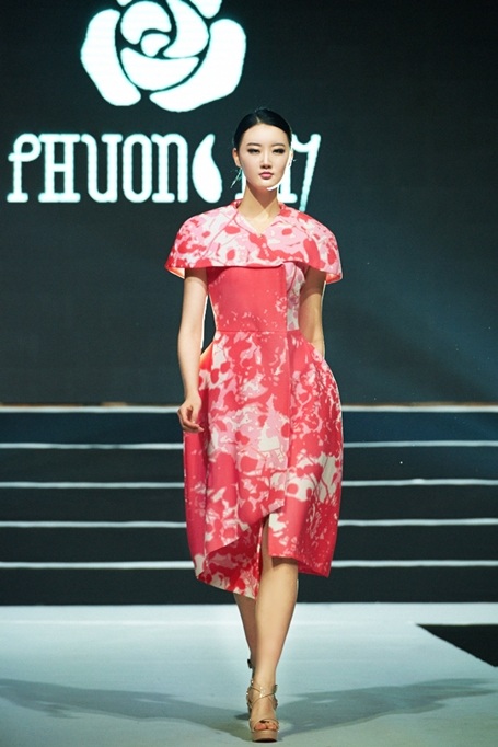 NTK Việt duy nhất góp mặt trong Tuần lễ thời trang Hàn Quốc 2015 - 7 Hoạ tiết
được in trên những khuôn vải lớn và được sử dụng một cách