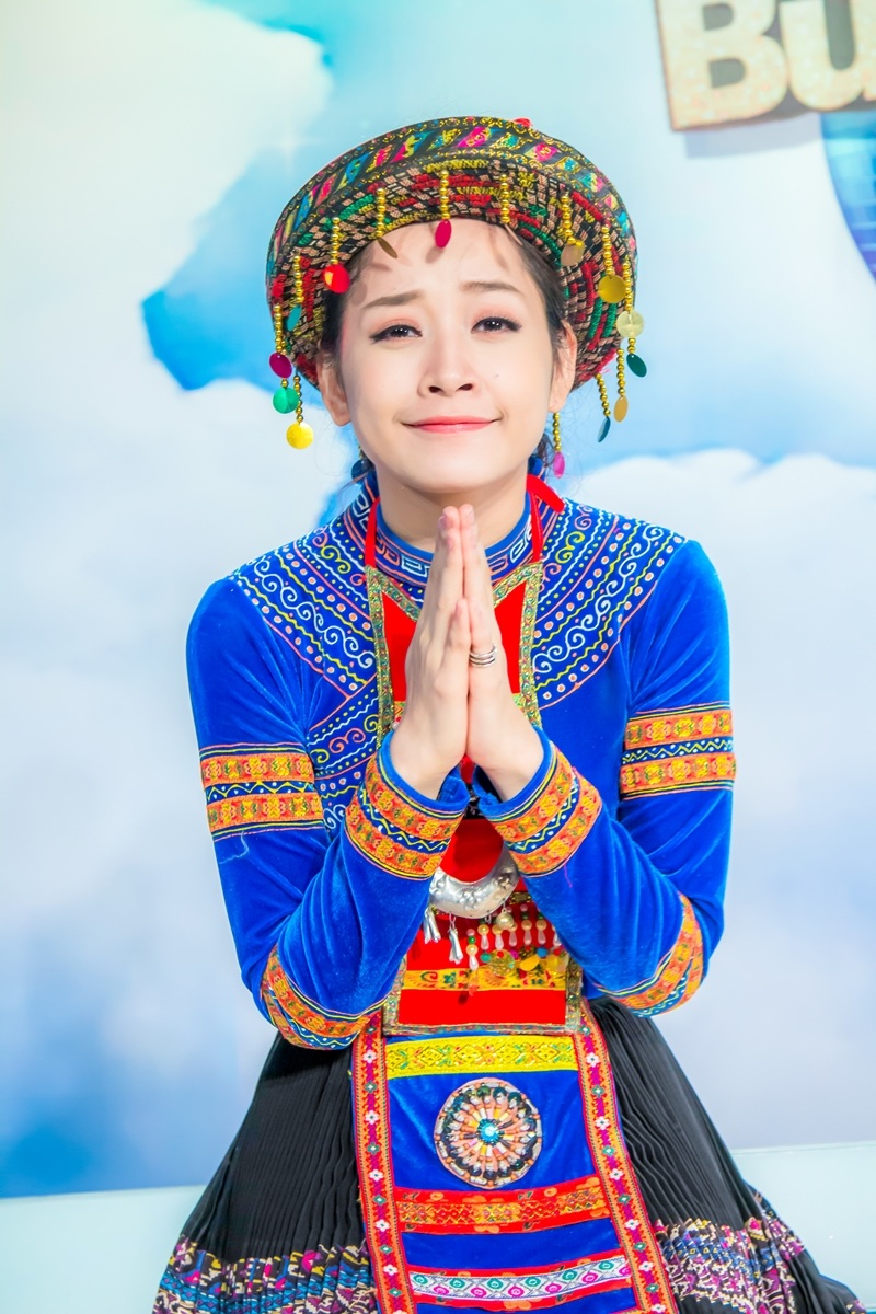 Khoảnh khắc đáng yêu của nàng “Mị” Chi Pu trong hậu trường - 3 Nàng Mị Chi Pu được ống kinh máy ảnh ghi lại nhiều biểu
cảm đáng yêu.