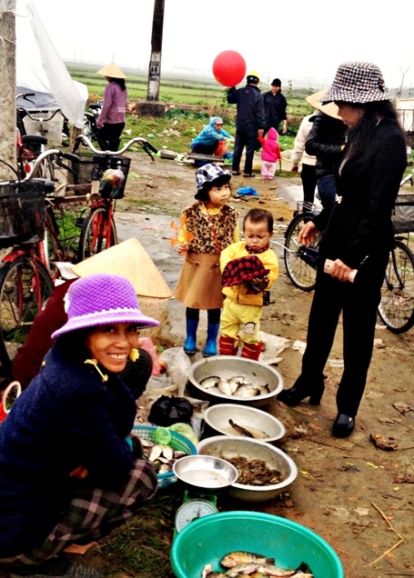 Phiên chợ đầu xuân người bán, người mua đều cười
tươi roi rói.