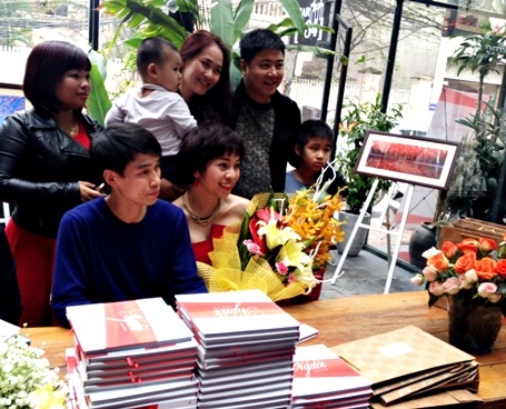 Tác giả ảnh Tác Anh (áo xanh) và tác giả Thùy Giang (bên cạnh)