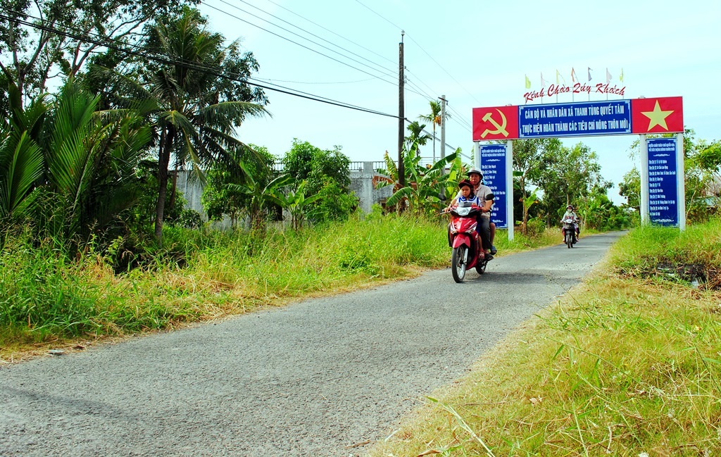 Tết này, bà con Khmer ở Đầm Dơi có thêm niềm vui mới - 1 Đường giao thông nông thôn sạch đẹp giúp các em học sinh