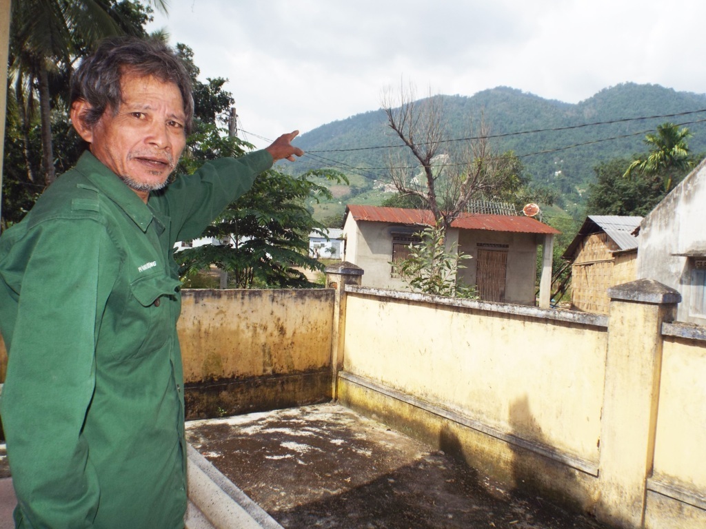 Già làng thôn A Xây - Pi Năng Xanh chỉ tay về
núi Hòn Dù, 