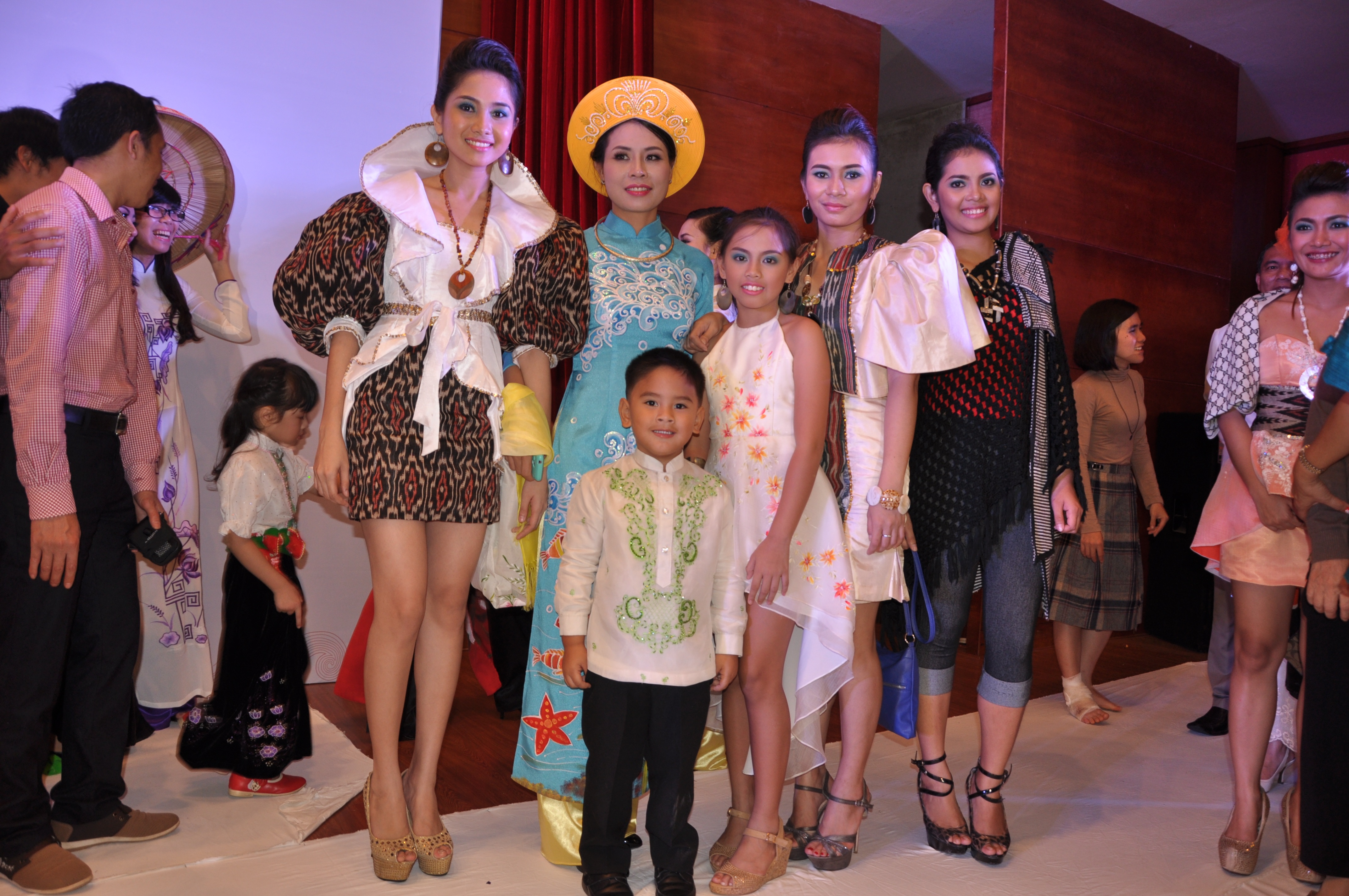 Những người mẫu Philippines và Việt Nam trong đêm 