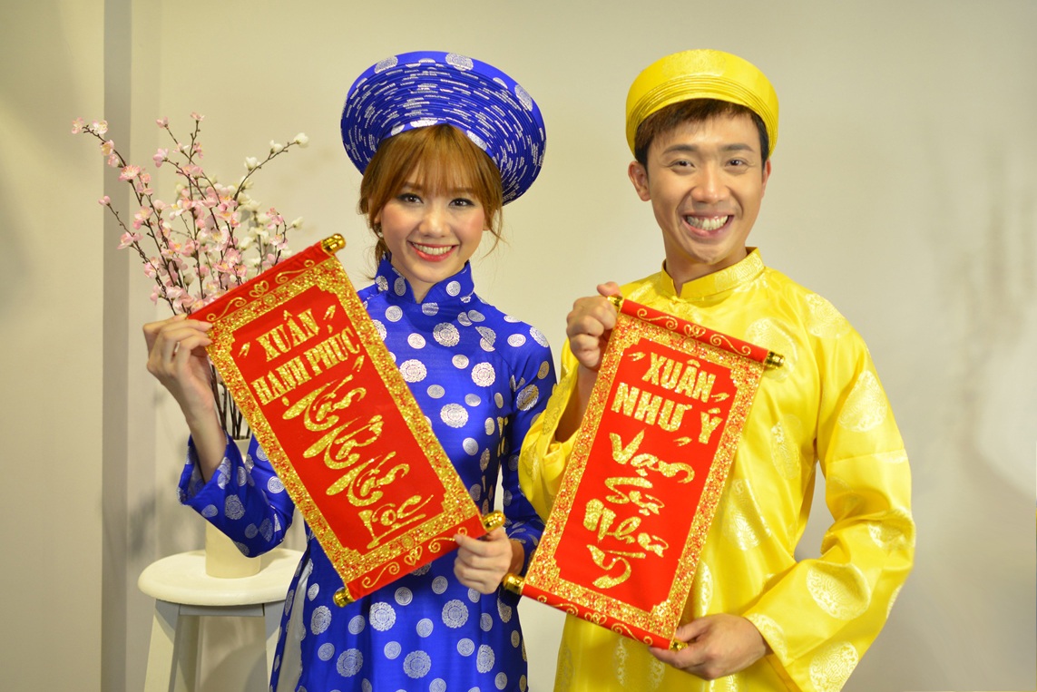 MC Trấn Thành nghịch ngợm chụp ảnh áo dài Tết cùng Hari Won - 6 Sau những màn đấu khẩu và đối đáp hài hước, cặp đôi trở nên thân thiết.
