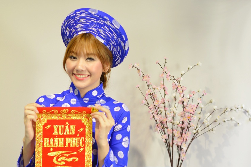 MC Trấn Thành nghịch ngợm chụp ảnh áo dài Tết cùng Hari Won - 7 Sau những màn đấu khẩu và đối đáp hài hước, cặp đôi trở nên thân thiết.