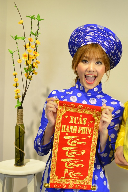 MC Trấn Thành nghịch ngợm chụp ảnh áo dài Tết cùng Hari Won - 8 Sau những màn đấu khẩu và đối đáp hài hước, cặp đôi trở nên thân thiết.