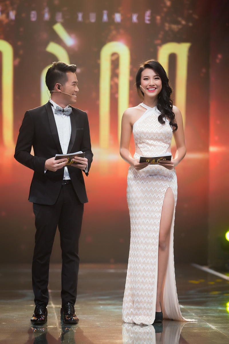 Á hậu Diễm Trang rạng ngời đón năm tuổi - 9 Hoàng Oanh dẫn chương trình cùng ca sĩ Hồ Trung Dũng.