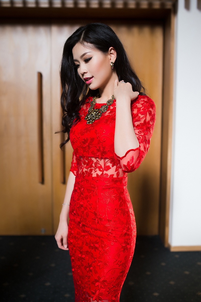 Á hậu Diễm Trang rạng ngời đón năm tuổi - 3 Thiết kế
với họa tiết hoa 3D sang trọng, tinh tế với điểm nhấn là