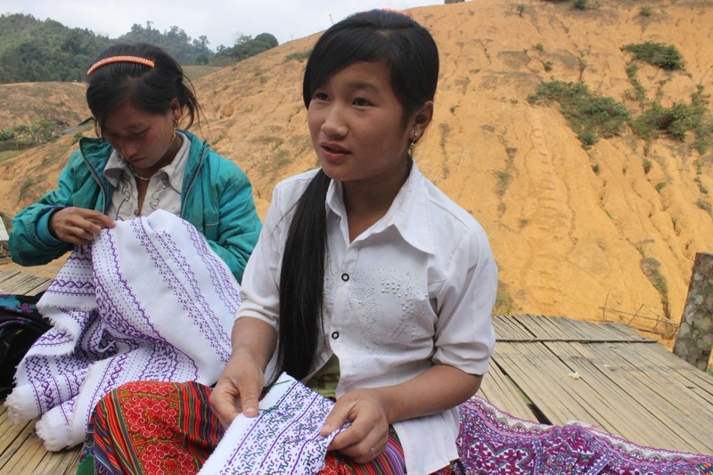 Độc đáo phong tục thêu váy đón Tết của thiếu nữ Mông