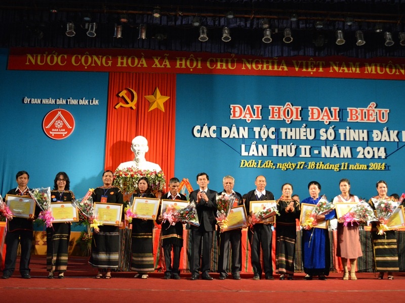 Thứ trưởng, Phó Chủ nhiệm Nông Quốc Tuấn trao bằng khen